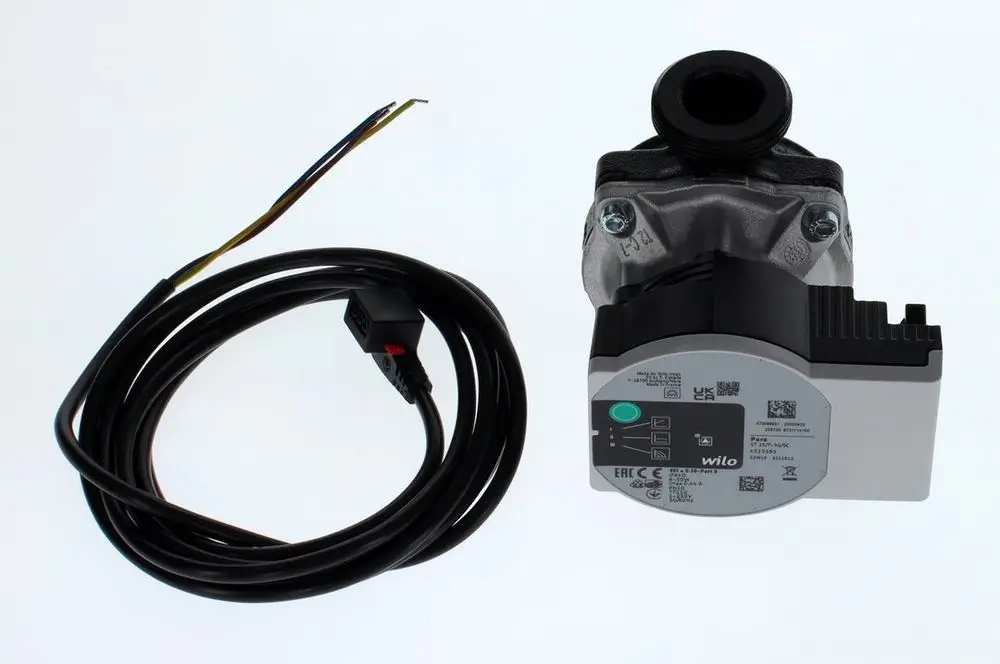 Bosch-Pumpe mit schwarzem Gehäuse, Verbindungskabel und Stecker, ausgestattet mit einem Steuergerät zur Regelung des Pumpbetriebs.